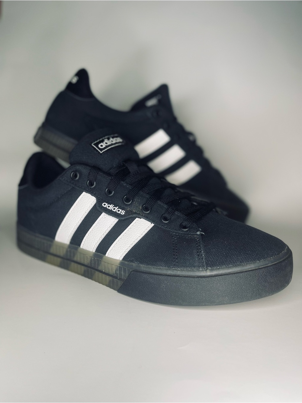 ⚪️⚫️Adidas Black Low-Top Sneaker with White Logo⚫️⚪️
